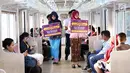 Petugas PT KCI mengenakan kebaya saat sosialisasi pencegahan pelecehan seksual di KRL, Jakarta, Jumat (20/4). Kegiatan ini dalam rangka menyambut Hari Kartini. (Liputan6.com/Immanuel Antonius)