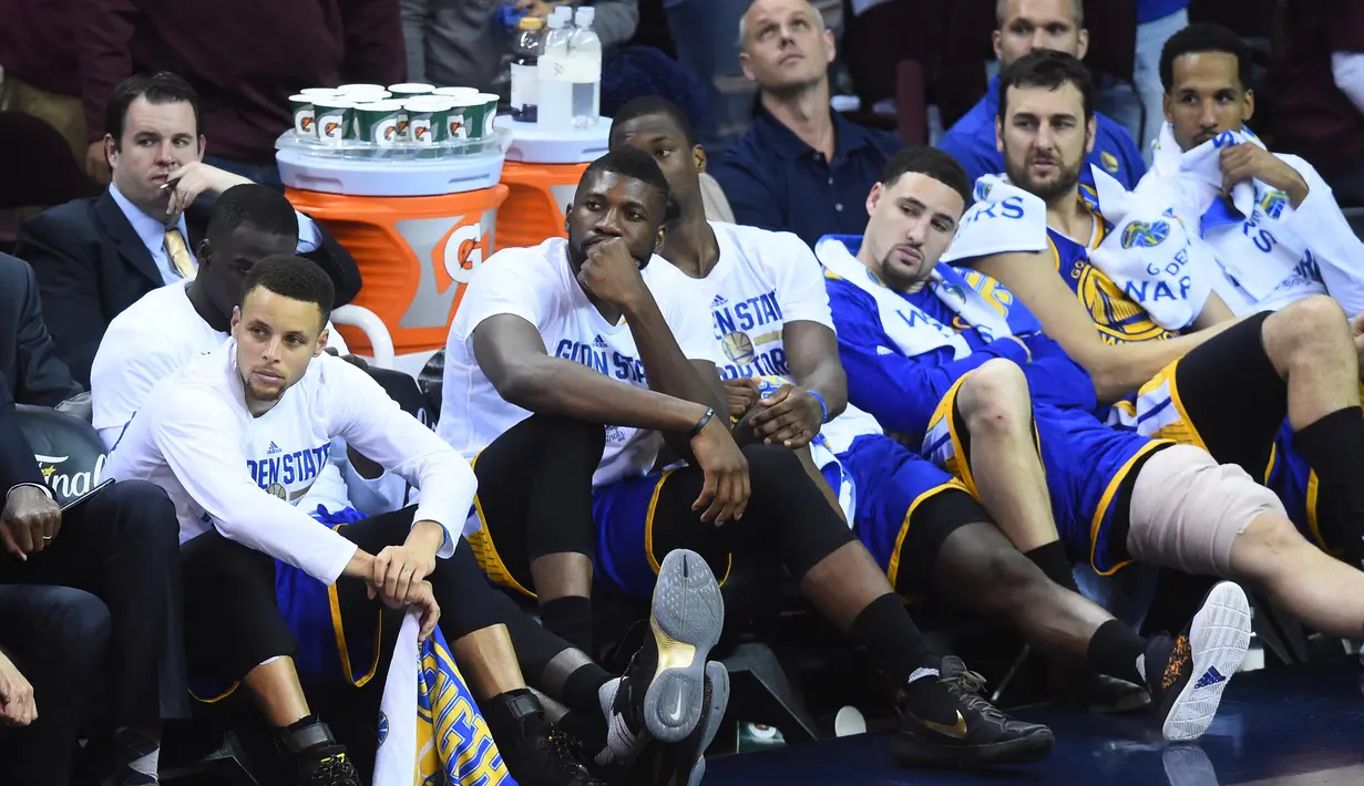 Para pemain  Golden State Warriors terlihat murung saat kalah dari Cleveland Cavaliers 120-90 pada game ke-3 NBA Finals di Quicken Loans Arena, (9/6/2016) WIB. (Mandatory Credit: David Richard-USA TODAY Sports)