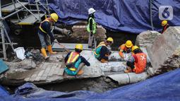 Pekerja membersihkan artefak yang ditemukan di sepanjang proyek MRT CP203 Glodok-Kota, Jakarta, Selasa (20/9/2022). Artefak mulai dari pecahan keramik, botol, dan bata zaman kolonial ditemukan sepanjang proyek MRT CP203 Bundaran HI-Kota, Jakarta Barat. (Liputan6.com/Faizal Fanani)