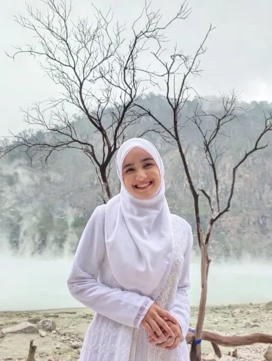 Cut Syifa tampil kalem dengan balutan busana berwarna berwarna putih. Perempuan kelahiran 98 ini sedang beradu akting dengan pemain sinetron Harris Vriza dalam sinetron terbaru keduanya. (Instagram/@cutsyifaa)