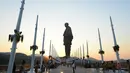 Polisi India berjaga dekat patung tertinggi dunia, "Statue Of Unity", di negara bagian Gujarat, Selasa (30/10). Patung tertinggi di dunia itu menggambarkan sosok Sardar Vallabhbhai Patel, yakni seorang pemimpin kemerdekaan pada 1940. (SAM PANTHAKY/AFP)