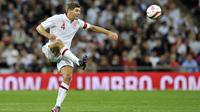 teven Gerrard diserahi kepercayaan menjabat kapten utama Timnas Inggris pada 2012 hingga 2014 menggantikan John Terry. Pada periode tersebut ia bergantian dengan Frank Lampard, Wayne Rooney dan Gareth Barry menyandang ban kapten Three Lions saat ia tak bermain. (AFP/Glyn Kirk)