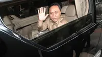 Mentri Kehutanan Zulkifli Hasan meninggalkan gedung KPK usai menjalani pemeriksaan, Jakarta, (24/6/14). (Liputan6.com/Johan Tallo)