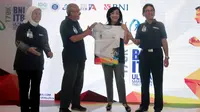Direktur Hubungan Kelembagaan BNI Adi Sulistyowati (Kedua Kanan) menerima secara simbolis jersey BNI ITB Ultra Marathon dari Ketua  Panitia BNI ITB Ultra Marathon Gatot Sudariyono (Kedua Kiri) di Jakarta, Senin (17 September 2018). Penyerahan tersebut dis