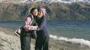 Naysila Mirdad bersama sang mamah pun menikmati keindahan alam di New Zealand di musim dingin. Terlihat ia mengenakan jaket pink dipadukan inner dan celana hitam. [Instagram/naymirdad]