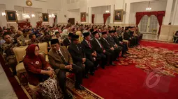Sejumlah kepala daerah menghadiri acara pemberian penghargaan dari Presiden Joko Widodo, Jakarta, Selasa (28/4/2015).  Penghargaan ini diberikan dalam rangka hari otonomi daerah (Liputan6.com/Faizal Fanani)