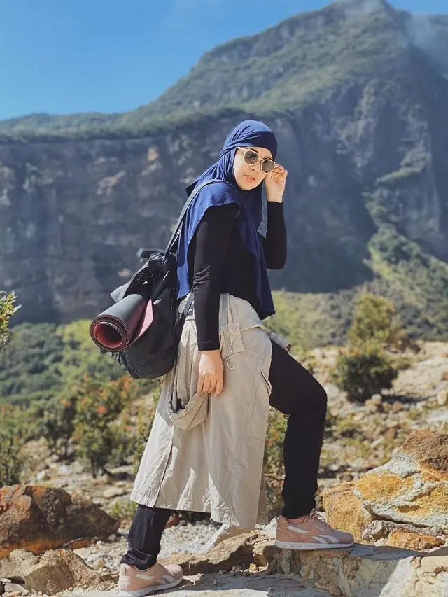 Biasa Pakai Gamis, Ini 6 Potret Gaya Santai Risty Tagor saat Mendaki Gunung
