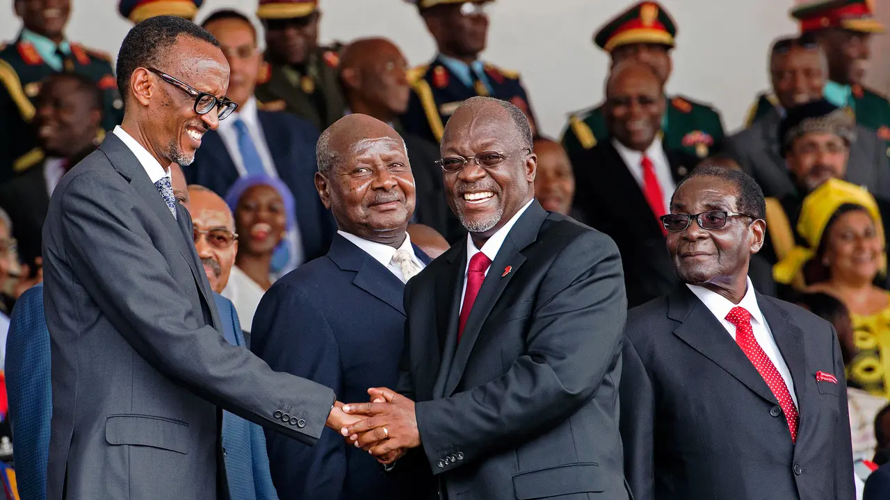 20151209-Presiden Negara Ini Turun ke Jalan Bantu Warga Punguti Sampah-Tanzania