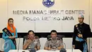 Kapolda Metro Jaya Irjen Tito Karnavian (kedua kiri) bersama Kadiv Humas Mabes Polri Irjen Pol Anton Charliyan saat acara launching Media Management Center Polda Metro Jaya (PMJ) di Jakarta, Senin (16/11). (Liputan6.com/Immanuel Antonius)
