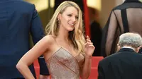 Aktris cantik Blake Lively saat tiba dalam pembukaan dan screening film "Cafe Society" dalam Festival Film Cannes ke-69  di Prancis, Rabu (11/6). Istri dari aktor Ryan Reynolds  itu mencuri perhatian dengan busana seksinya. (Alberto PIZZOLI/AFP)