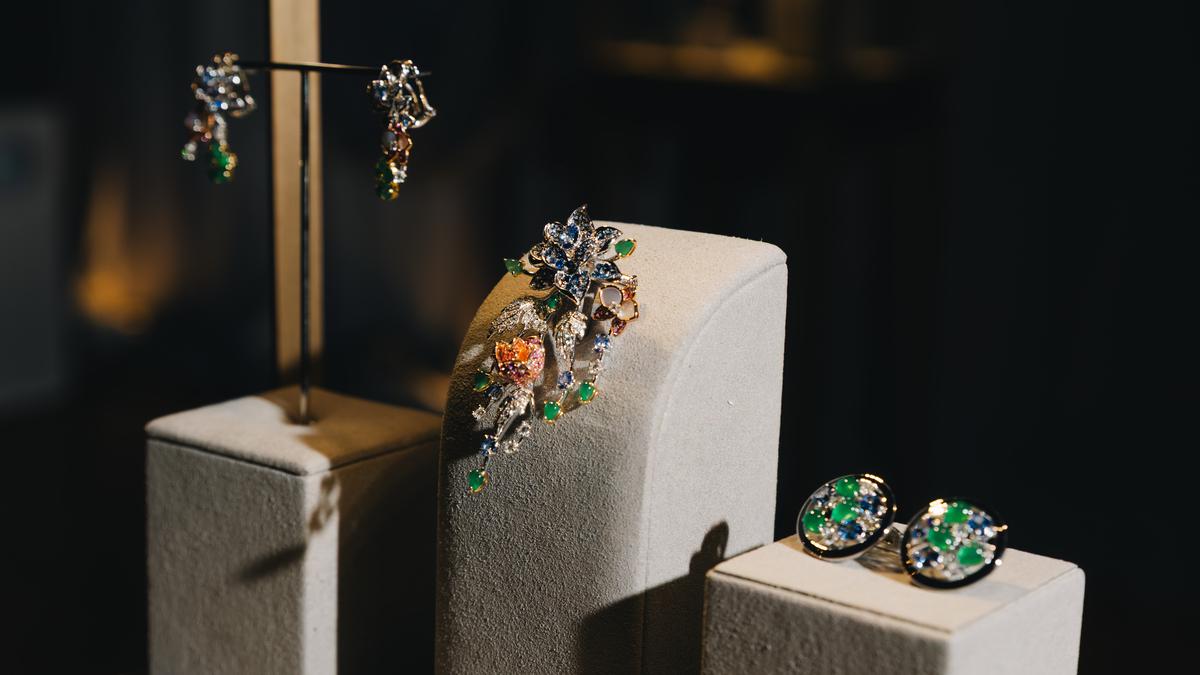 Asmara Puspa, Keindahan Motif Batik Buketan dalam Koleksi Perhiasan Rancangan Didiet Maulana x Clemence Ellery