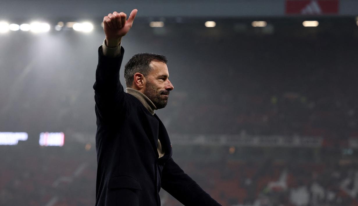 Pelatih interim Manchester United, Ruud van Nistelrooy memberikan gestur jempol setelah laga lanjutan Liga Inggris 2024/2025 di Old Trafford, Manchester, Inggris, Minggu (10/11/2024). (AFP/Darren Staples)
