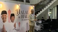 Ganjar Pranowo menghadiri acara halal bihalal sekaligus pembubaran TPN Ganjar-Mahfud, Senin (6/5/2024) malam. Acara ini dihadiri para anggota TPN dan elite parpol pendukung Ganjar-Mahfud di Pilpres 2024. (Liputan6.com/Delvira Hutabarat)