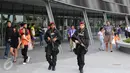 Ribuan warga, baik domestik maupun manca negara mendatangi lokasi pembukaan SEA Games 2015 di National Stadium Singapura, Jumat (5/6/2015). Anggota kepolisian bersenjata lengkap berjaga di sekitar National Stadium. (Liputan6.com/Helmi Fithriansyah)