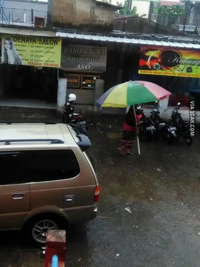 6 Aksi Lucu Emak-Emak saat Pakai Payung Ini Bikin Geleng Kepala