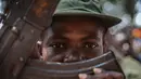 Seorang tentara anak yang baru dibebaskan menghadiri upacara pelepasan di Yambio, Sudan Selatan, (7/2). Pembebasan tentara anak kali ini menjadi yang pertama kali dengan jumlah anak perempuan terbanyak.  (AFP PHOTO/Stefanie Glinski)
