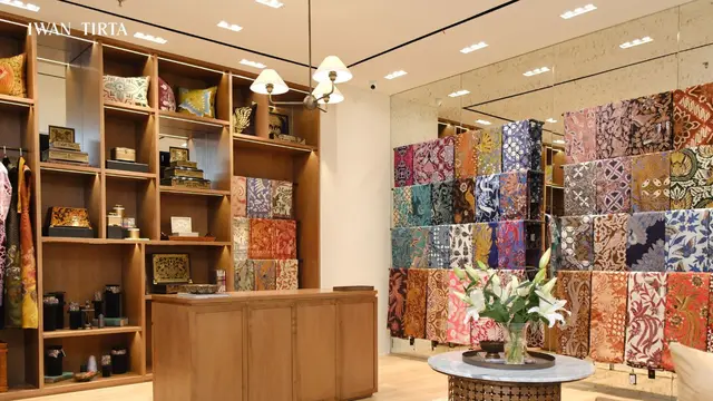 Interior dengan nuansa kayu memberikan suasana yang hangat dan nyaman