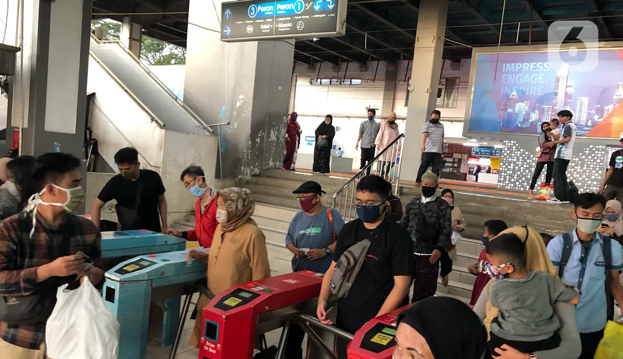 Calon penumpang KRL Commuter Line melintasi "Gate Elektronik" di Stasiun Depok Baru, Jawa Barat, Senin (25/5/2020). Banyaknya warga yang silaturahmi selama lebaran menyebabkan perjalanan KRL tetap dipadati penumpang, meskipun waktu operasional dibatasi. (Liputan6.com/Immanuel Antonius)