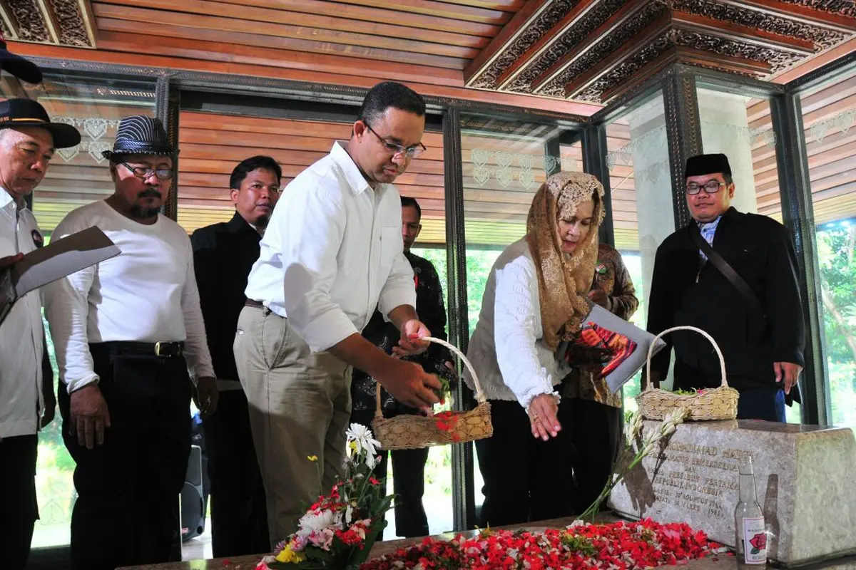 Di Hari Pahlawan, Anies Baswedan Berziarah ke Makam Ali Sadikin