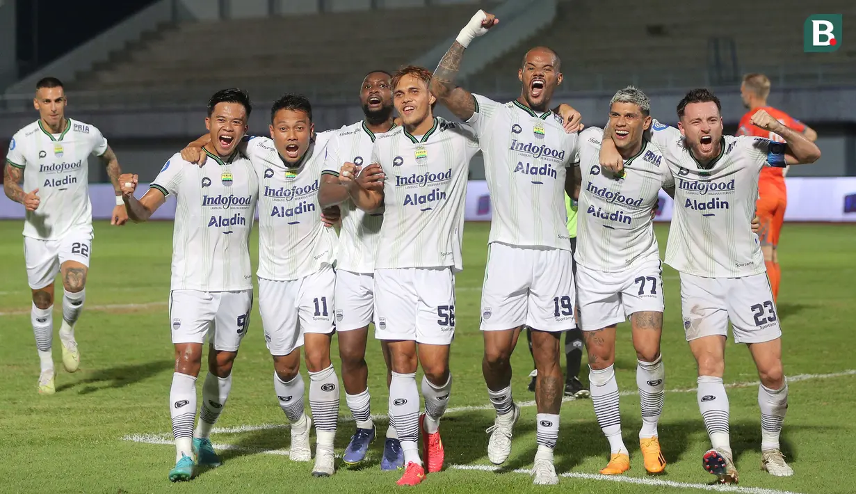 <p>Para pemain Persib Bandung merayakan kemenangan 5-1 atas Dewa United pada laga pekan ke-20 BRI Liga 1 2023/2024 di Stadion Indomilk Arena, Tangerang, Minggu (26/11/2023). (Bola.com/M Iqbal Ichsan)</p>