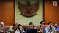 Ketua Pansus Terorisme Muhammad Syafii (kanan) memimpin Rapat Pansus Revisi UU Terorisme di Kompleks Parlemen, Senayan, Jakarta, Rabu (31/5). Menurut Syafi'i, Pansus sudah bekerja secara maksimal membahas revisi UU Antiterorisme. (Liputan6.com/JohanTallo)