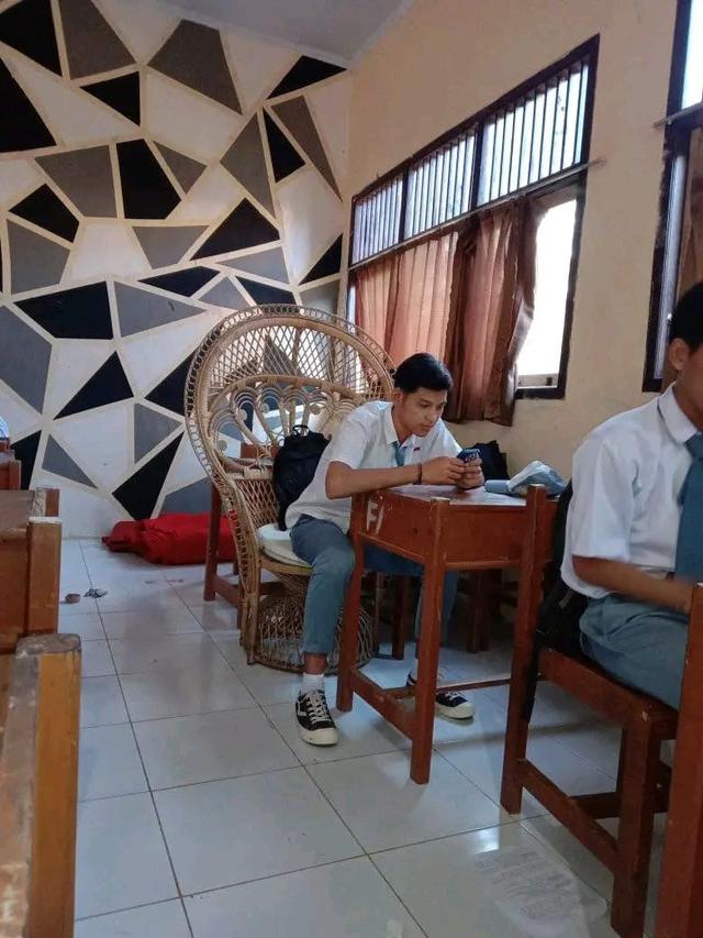 6 Aksi Murid Mainan Kursi Ini Absurd Banget, Bikin Ngakak