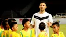 Usai berlatih, mantan pemain Timnas Italia, Marco Materazzi langsung dikerumuni anak-anak di Stadion GBK Jakarta, (6/6/2014). (Liputan6.com/Helmi Fithriansyah)