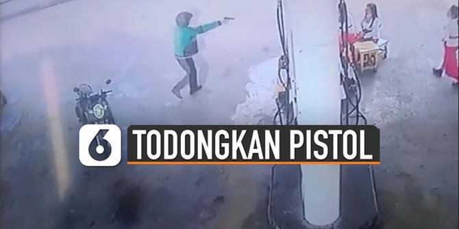 VIDEO: Viral Oknum Berjaket Ojol Todongkan Pistol ke Pegawai SPBU