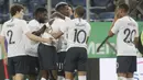 Para pemain Prancis merayakan gol yang dicetak Paul Pogba ke gawang Rusia pada laga persahabatan di Stadion St Petersburg, Rusia, Selasa (27/3/2018). Rusia kalah 1-3 dari Prancis. (AP/Dmitri Lovetsky)