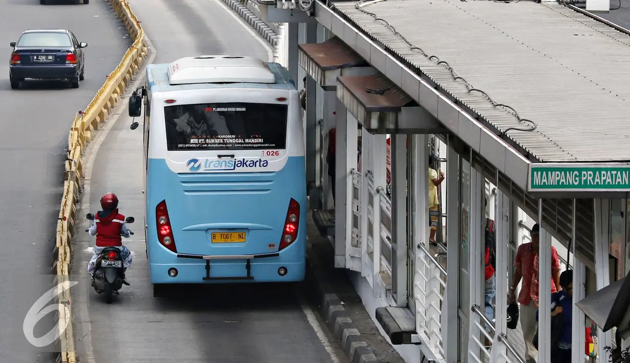 Pemotor melintasi jalur Transjakarta di kawasan Mampang, Jakarta, Senin (4/1). Buruknya mental pemotor membuat jalur khusus tersebut seringkali disalahgunakan, meskipun kondisi lalu lintas Jakarta dalam kondisi lengang. (Liputan6.com/Immanuel Antonius)