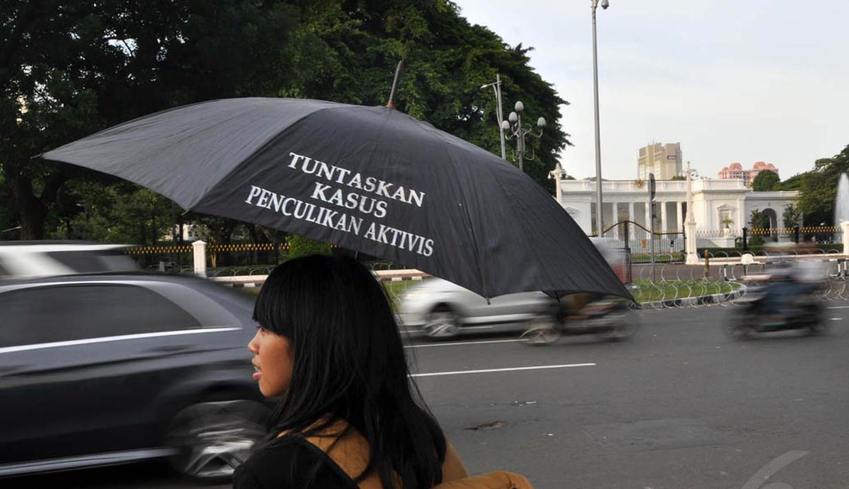 Anggota Jaringan Solidaritas Korban untuk Keadilan melakukan aksi Kamisan ke-378, Jakarta, Kamis (11/12/2014). (Liputan6.com/Miftahul Hayat)