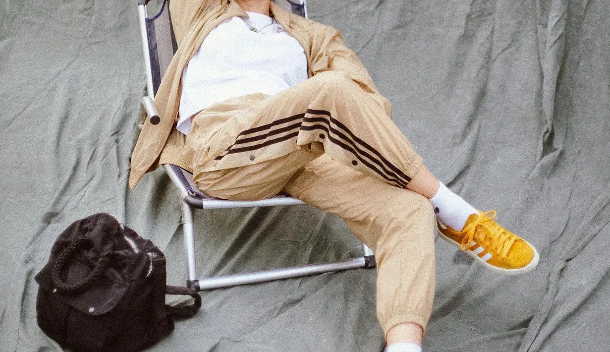 <p>Gaya athleisure Aghniny dengan set jaket dan celana dari merek berlogo garis tiga. (Foto: Instagram @aghninyhaque)</p>