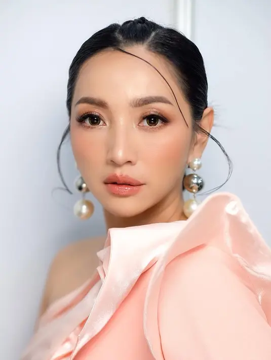 Lagi, potret close up yang glowing dan flawless dari Hesti Purwadinata. Ia tampil cantik dengan outfit berwarna pink dan makeup super glowing dan clean yang cantik bak idol Korea. [Foto: Instagram/hestipurwadinata]