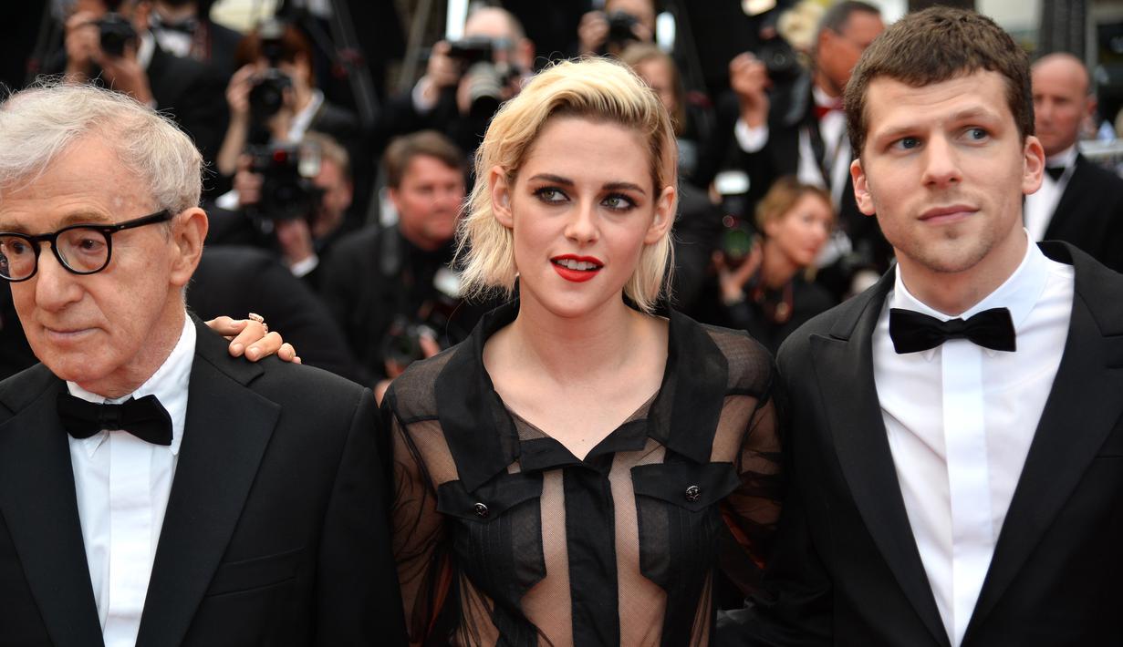 Aktris Kristen Stewart foto bersama dengan direktur US Woody Allen dan aktor Jesse Eisenberg saat tiba dalam pembukaan Festival Film Cannes ke-69 di Cannes, Prancis selatan, Rabu (11/5/2016). (AFP PHOTO / Valery Hache)