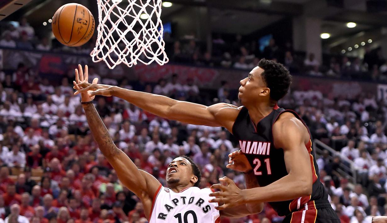 Toronto Raptors guard, DeMar DeRozan (10) melakukan tembakan saat dihalau Miami Heat  center, Hassan Whiteside (21)  pada NBA Playoffs di Air Canada Centre, Toronto, Selasa (3/5/2016). (Reuters/Mandatory/Dan Hamilton-USA TODAY Sports)