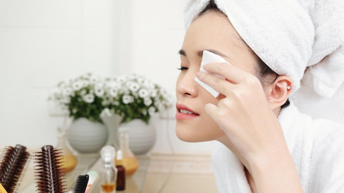 Trik Menghapus Makeup Mata Waterproof yang Tepat, Aman dan Tidak Bikin Iritasi
