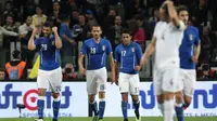 Pelle berhasil membawa timnas Italia unggul 1-0 atas Inggris di babak pertama.