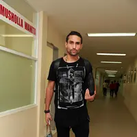 Kehadiran Gaston di RSCM guna memberikan semangat pada pemeran dan penyanyi itu yang sedang berjuang melawan kanker serviks stadium 4. Sama dengan selebriti yang hadir, ia juga memohon doa demi kesembuhan Jupe. (Nurwahyunan/Bintang.com)