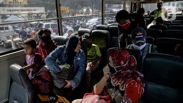 FOTO: Penumpang Travel Gelap Dipulangkan Usai Terjaring Razia