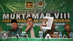 Wakil Ketua Umum PPP Emron Pangkapi (kedua kiri) memperlihatkan sebuah gambar saat menggelar konferensi pers terkait pelaksanaan Muktamar Islah PPP, Jakarta, Kamis (31/3/2016). (Liputan6.com/ JohanTallo)