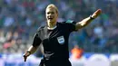 Sikap tegas wasit wanita, Bibiana Steinhaus saat memimpin laga Hertha Berlin dan Werder Bremen  pada lanjutan Bundesliga di Berlin, Jerman (10/9/2017). Laga tersebut merupakan debut Bibiana Steinhaus. (AFP/Tobias Schwarz)