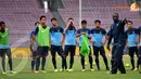 Pelatih Jacksen F Tiago memberikan arahan kepada pemain Timnas Indonesia tentang pola serangan yang akan diterapkan dalam sesi latihan. (Liputan6.com/Helmi Fithriansyah)