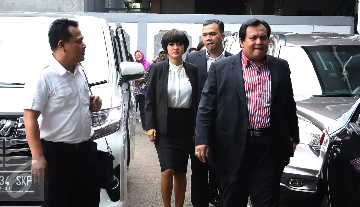 Julia Perez saat tiba di Pengadilan Negeri Jakarta Selatan untuk menghadiri Sidang perdana perceraian Julia Perez  dan Gaston Castano di Pengadilan Negeri Jakarta Selatan, Rabu (30/3/2016). (Liputan6.com/Herman Zakharia)