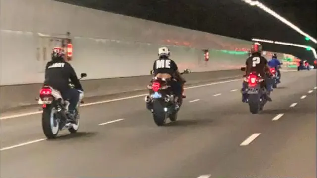 Datangkan Geng Motor, Begini Momen Romantis Pria Lamar Pacarnya Sambil Berkendara