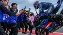 <p>Pembalap Yamaha Racing Indonesia, Wahyu Nugroho melakukan selebrasi 'stoppie' bersama timnya saat merayakan podium kedua Race 1 SS600 Asia Road Racing Championship (ARRC) Mandalika 2025 di Sirkuit Internasional Mandalika, Lombok, Nusa Tenggara Barat, Sabtu (30/08/2025). (Bola.com/Bagaskara Lazuardi)</p>