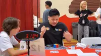 Max Park berhasil memecahkan rubik 3x3x3 dalam 3,13 detik. (YouTube/Guinness World Records)