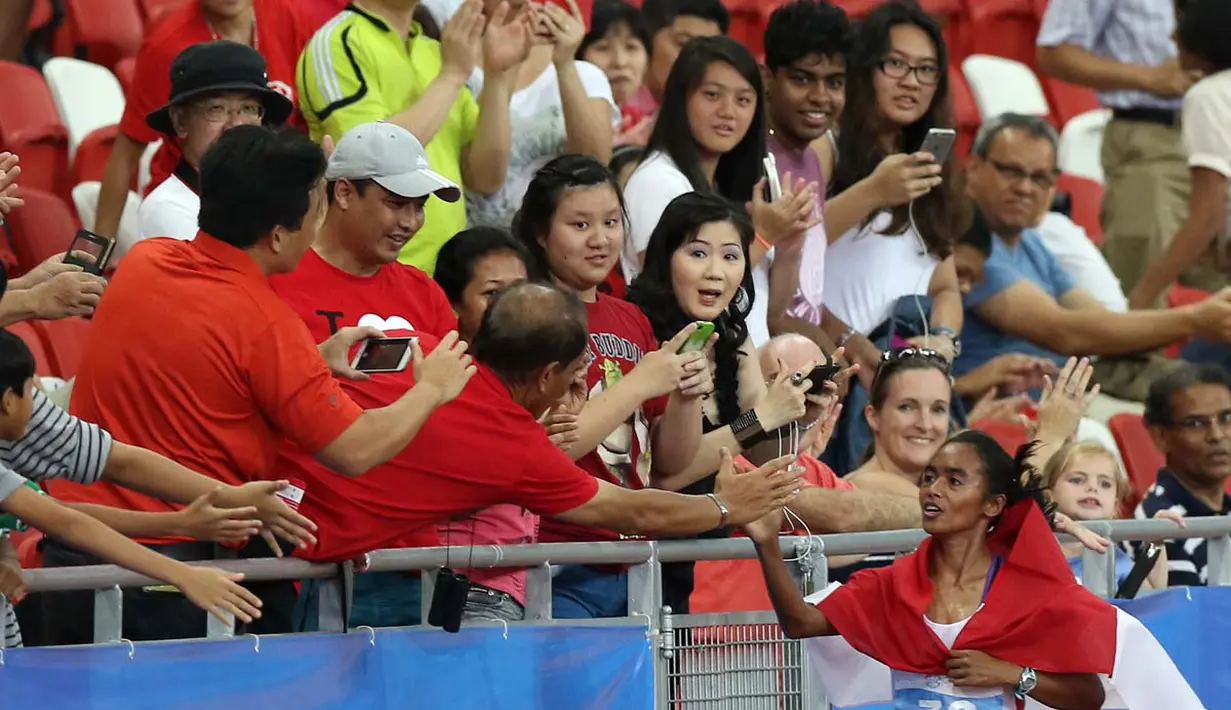 Triyaningsih disambut penonton. (Bola.com/Arief Bagus)