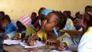 Ekspresi murid saat menghadiri kelas di sekolah dasar di Pikine, Dakar, (30/1). Pendidikan di Senegal menjadi prioritas saat konferensi ketiga tentang pemulihan dana Kemitraan Global untuk Pendidikan (GPE) mulai 1 Februari 2018. (AFP Photo/Seyllou)
