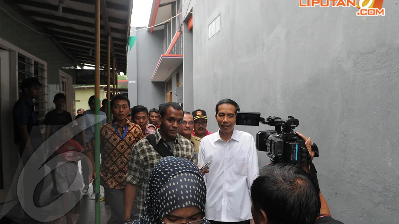  [FOTO] Jokowi Blusukan Ke Kampung Deret, Warga Antri Bersalaman
