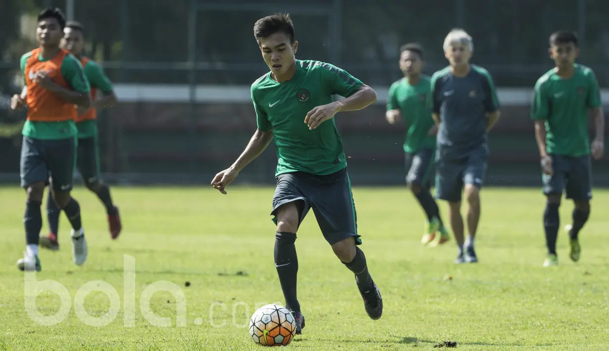 Gelandang Timnas Indonesia U-22, Paulo Sitanggang, menggiring bola saat latihan di Lapangan SPH Karawaci, Banten, Kamis (20/4/2017). (Bola.com/Vitalis Yogi Trisna)